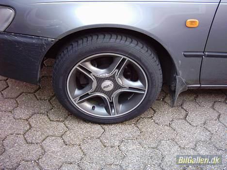 Toyota Corolla XLI S - Mine arbet alu fælge 15" 195/50... Står godt til den koks grå farve... billede 6