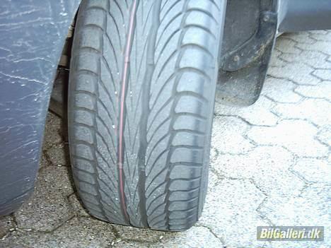 Toyota Corolla XLI S - Mønster på fordækkene... Har ikke kørt ret langt... billede 7