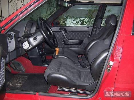 Alfa Romeo 33 1.7 ie QV *solgt* - Kabinen med Racaro sæder og Nardi rat. billede 7