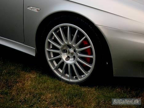 Alfa Romeo 156 - Her kan man både se de nymalede calipre og de nye klare blinklys billede 10