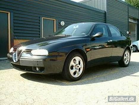 Alfa Romeo 156 2.0 16V TS Selespeed - Bilen som den så ud da jeg købte. Front skiftet. Sænket. Nye alu. fælge. Lister og side spejle indfarvet. Side blinklys skiftet. K&N preformance 57i kit monteret. Nyt sony anlæg. Sort Momo læder kabine fra 2002. GTA lygter monteret.   billede 10