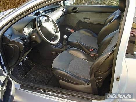 Peugeot 206 2.0 GTI - Så et billede inde i bilen :D i skal ikke tage jer af der er lidt rodet og sådan, er ved at montere anlæg :D billede 7