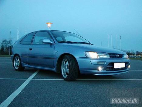 Toyota Corolla - SOLGT - Her kan man tydeligt se de hjemmelavede "Masker" på de hvide for-blink ;) billede 4