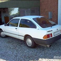 Ford Sierra "SOLGT & SKROTTET"