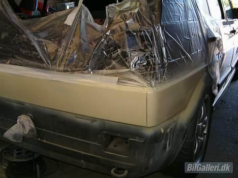 VW golf 2 - så blev emblemerne fjernet.. så skal der lige spartles og males lidt billede 15