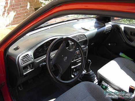 Nissan Sunny N14 - inden for i stuen billede 3