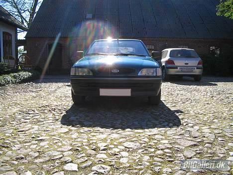 Ford Escort 1.6i 16v - Solgt - Efter polering.. Har pyntet en hel del syntes jeg.. billede 5