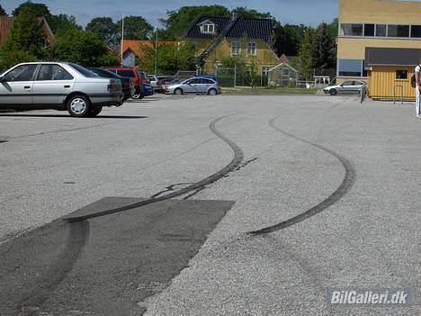 Toyota Celica Supra GT - sådan en gammel 2,8er kan godt smide beggehjul! (randers Teknisk skole p-plads ;-) ) billede 19