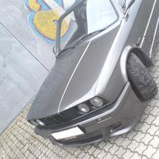 BMW E30 320i