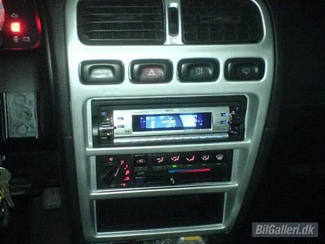 Nissan Primera 1.6 SLX - anlæg om dagen billede 15