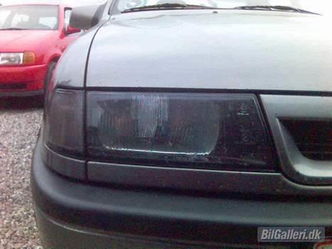 Opel Vectra 2000 16V*solgt* - mine hjemme lavet mørke forlygter, uden brug af toningspray. hva syntes i? billede 11