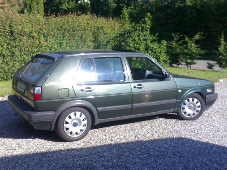 VW Golf 2 GT VÆK - Lige et fra siden, den er da pæn ik....???? Jeps den mangler skærmforøgern foran... den sidder stadig på den anden skærm...:-( billede 8