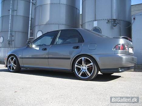 Honda Civic 1,6 Esi Solgt H - Skinder godt i solen... billede 1