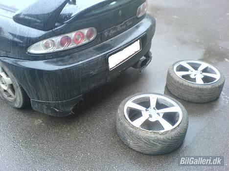 Mazda mx3 V6 " R.I.P "  - her er så de fælge der tog skade sammen med styre og bag tøjet så derfor den er død;( billede 15