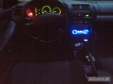 Mazda 323f - på vej til købmand billede 9