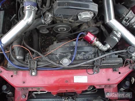 Nissan 200sx Solgt - Det ligner lort men virker.. skal igang med at skifte slanger og få styr på alle de kabler og slanger. billede 17