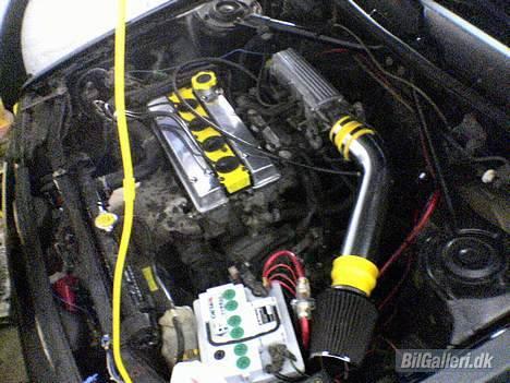 Toyota Corolla *solgt* - blev aldrig helt færdig med motoren... Men har et år til at polere og male den nye :) billede 8