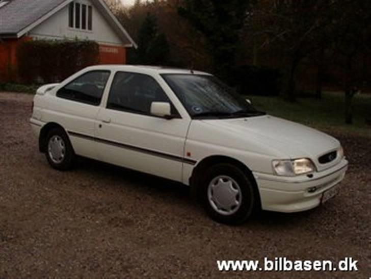 Ford Escort SOLGT - Fra siden. billede 1