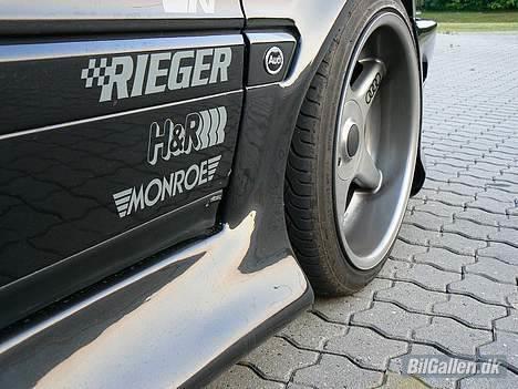 Audi Coupe 2,3E - Overgang mellem Skærmkanter og sideskørter spartlet sammen. billede 12