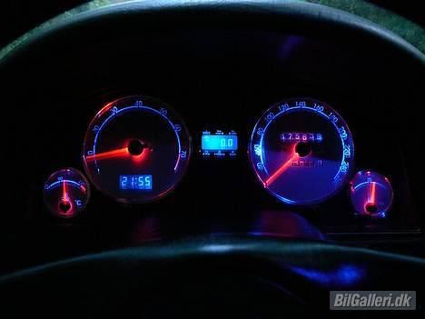 Audi Coupe 2,3E - Sølvgrå/hvide urskiver med blåt lys og røde dioder til viserne. billede 16