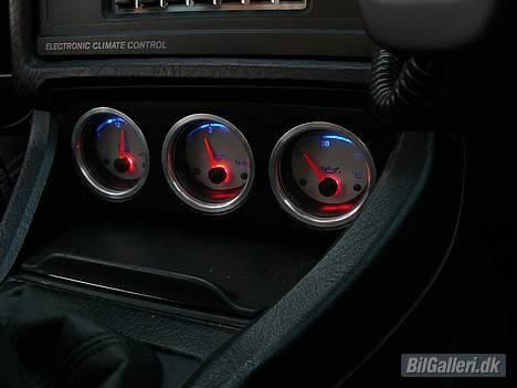 Audi Coupe 2,3E - Sølvgrå/hvide urskiver med blåt lys og røde dioder til viserne. billede 17