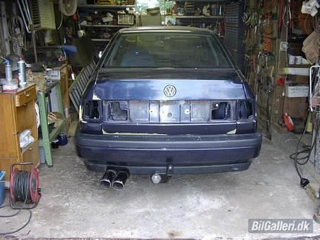 VW Vento R.I.P. - her sider den på men manglede bare gummiophæng så står i indenfor og hænger med en stribs :S billede 19