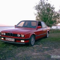 BMW E30 320i