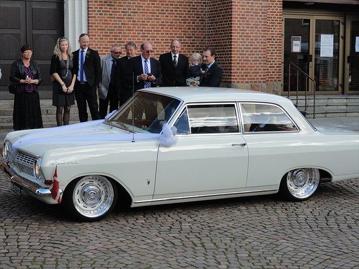 Opel rekord a   - holder foran kirken og venter på brudeparet billede 15