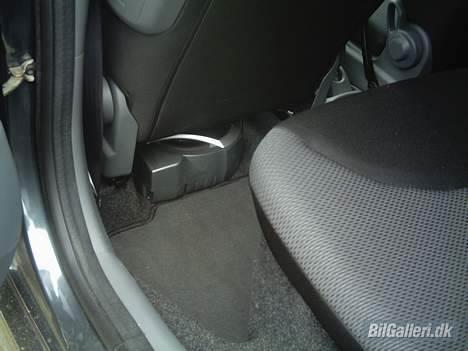 Toyota Aygo + komfort solgt - den aktive sub vist lidt bedre billede 9