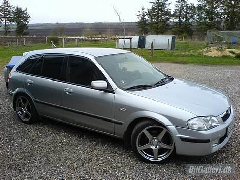 Mazda 323f SLX   --SOLGT-- - Lige et hurtig billede med gevind læg mærke til traileren bag ved den er også feeee. billede 7