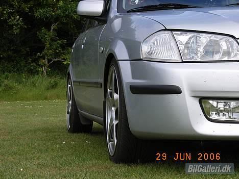 Mazda 323f SLX   --SOLGT-- - Taget på en fodbold bande erfter min gevind undervogn er i bund i for og det er lige tilpas. billede 8