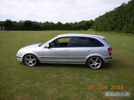 Mazda 323f SLX   --SOLGT-- - Fra siden med ny sænkning det er nu fed uden den skraber på kun lidt. billede 9