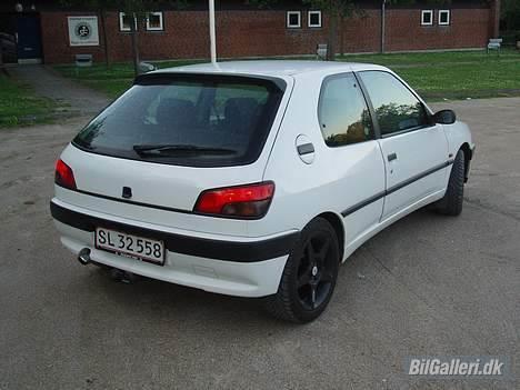 Peugeot 306 1,6 XS (SOLGT) - Selvom at bilen er fra 1995 sys jeg stadigvæk at designet holder billede 3