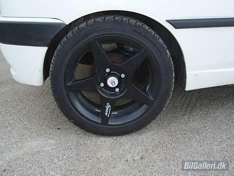 Peugeot 306 1,6 XS (SOLGT) - Mine elskede fælge... sys da passer mega godt til bilen billede 4