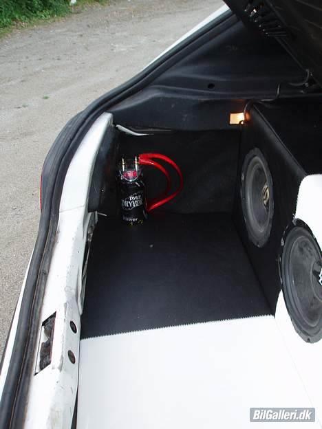 Peugeot 306 1,6 XS (SOLGT) - kondensatoren... den var billig men den fejler ikke noget og den kan da snildt levere den strøm som mit anlæg har brug for billede 12