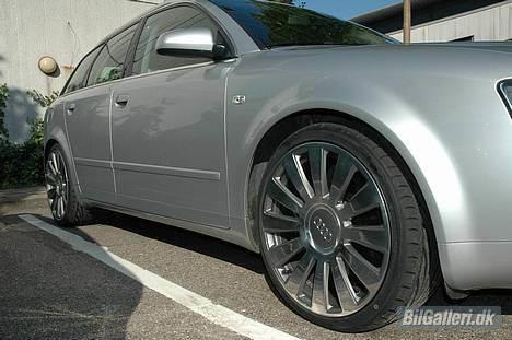 Audi A4 1,8T Avant - Der skal bruges en del Autosol for at holde fælgende blanke :-) billede 9