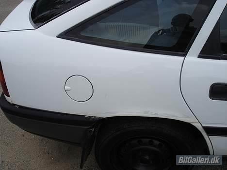 Opel Vectra A .::DØD::. - Tankdæksel, Med noget repration tidliger ejer har prøvet at fiske.. minder lidt om slettelak :S billede 3