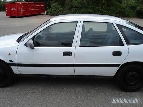 Opel Vectra A .::DØD::. - Så kom der lige et skud fra højre side. også der har den tidligere ejer prøvet at fiske nogle pletter på dørene billede 5