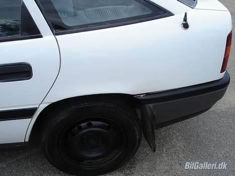 Opel Vectra A .::DØD::. - Igen noget lapning  billede 6