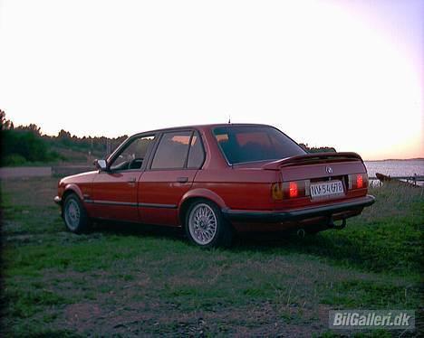 BMW E30 320i - D6/8-06 Efter polering og solfilm. der har også været i de foresteruder men det syntes ordensmagten ik var så cool så det blev vi enig om at ta ud igen... billede 3