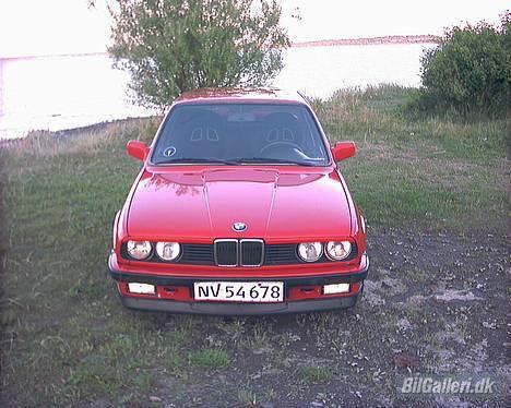 BMW E30 320i - D6/8-06  Man kan lige se de to nye sæder...   ( Ik t-svansen ) billede 4
