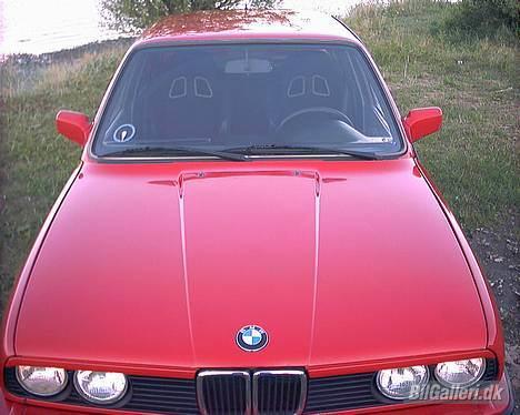 BMW E30 320i - D6/8-06 Man kan lige se de to nye sæder....  ( Ik t-svansen ) billede 5