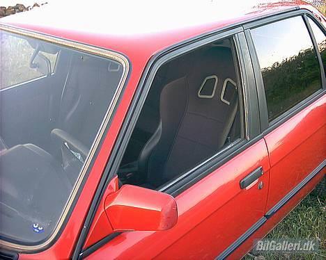 BMW E30 320i - D6/8-06  Lige et billede mere af de nye sæder...   ( Ik t-svansen ) billede 7