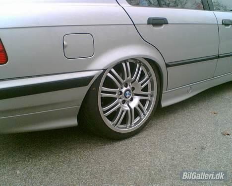 BMW 325i Solgt - Med bagenden fuld af dåsepilsnere. billede 3