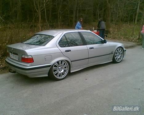 BMW 325i Solgt - Med bagenden fuld af dåsepilsnere. billede 4