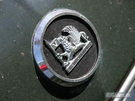 Vauxhall Victor FD 1600 Super - Vauxhall emblem som sidder yderst på motorhjelmen. En grif (mytologisk dyr (blanding af ørn, løve og drage) med Vauxhalls flag. billede 13