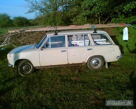 Lada 1300 * SOLGT * - Ja, sådan er det evig og altid, skramlen ind og ud med altmuligt last. Derfor pillede vi pladerne af og fik en gammel grov Van istedet billede 13