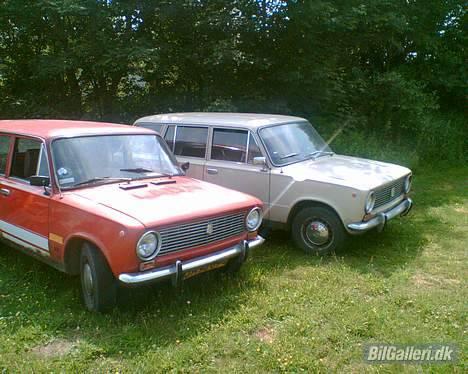 Lada 1300 * SOLGT * - Vores nuværende daily driver i forgrunden. Mere grov og ikke så sart m.h.t. lak og buler og interieur. billede 14