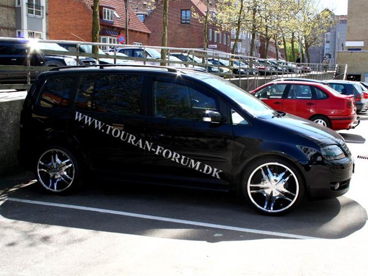 VW Touran TDI DSG - endelig sommersko på 20" selvfølgelig
http://touran.dk/ billede 1