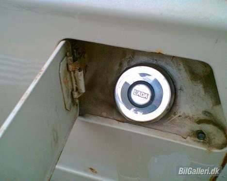 Lada 1300 * SOLGT * - Detalje: Org. Crom Lada tankdæksel. Desværre også en masse snigende rust. billede 16